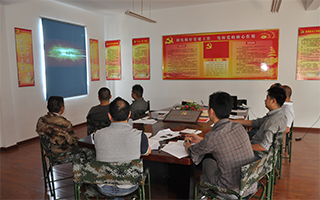 2016 中共鑫宏威党支部听取党的十八届六中全会