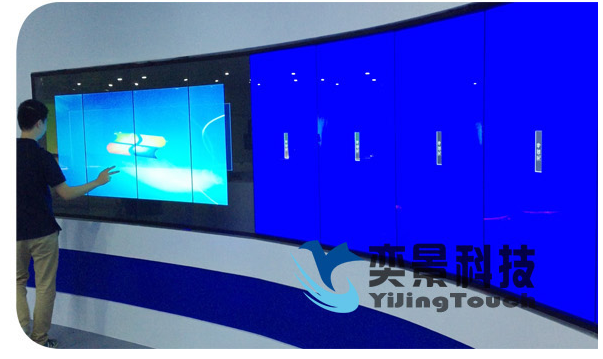 有口碑的定制拼接触摸屏:触摸灵敏度极高，即使是细微的触摸动作也能被捕捉和响应。