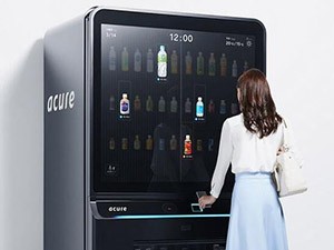 高销量的自动售货机触摸屏：顾客可以通过手机扫描售卖机上的二维码，直接进入网上商城