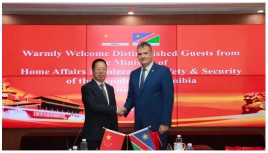 纳米比亚内政、移民与安全保卫部艾蒂安 · 马里茨一行莅临冠群信息参观考察，洽谈业务合作。